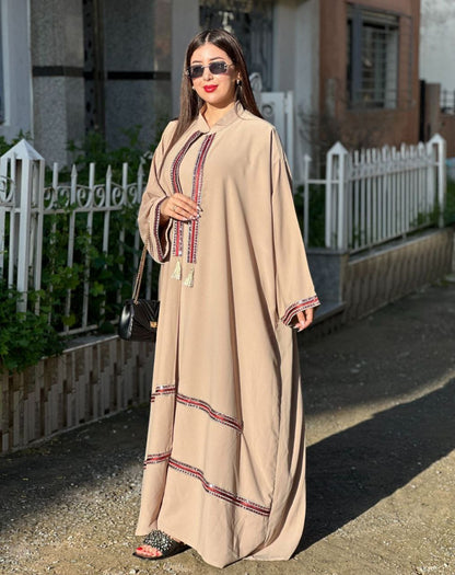 عباية فخمة بتفاصيل مطرزة راقية