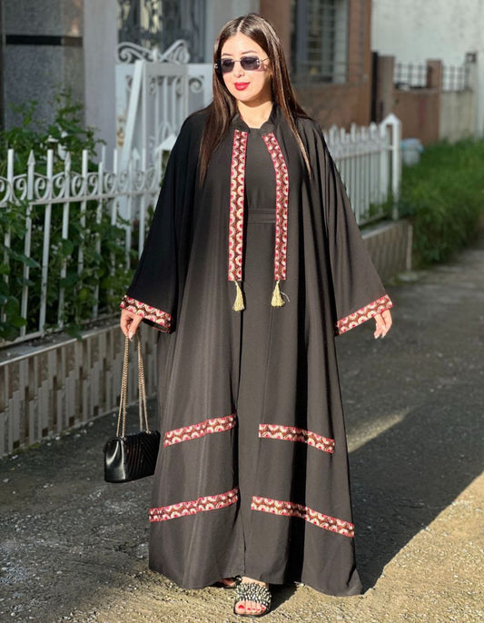 عباية فخمة بتفاصيل مطرزة راقية