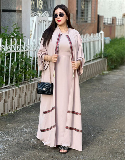 عباية فخمة بتفاصيل مطرزة راقية